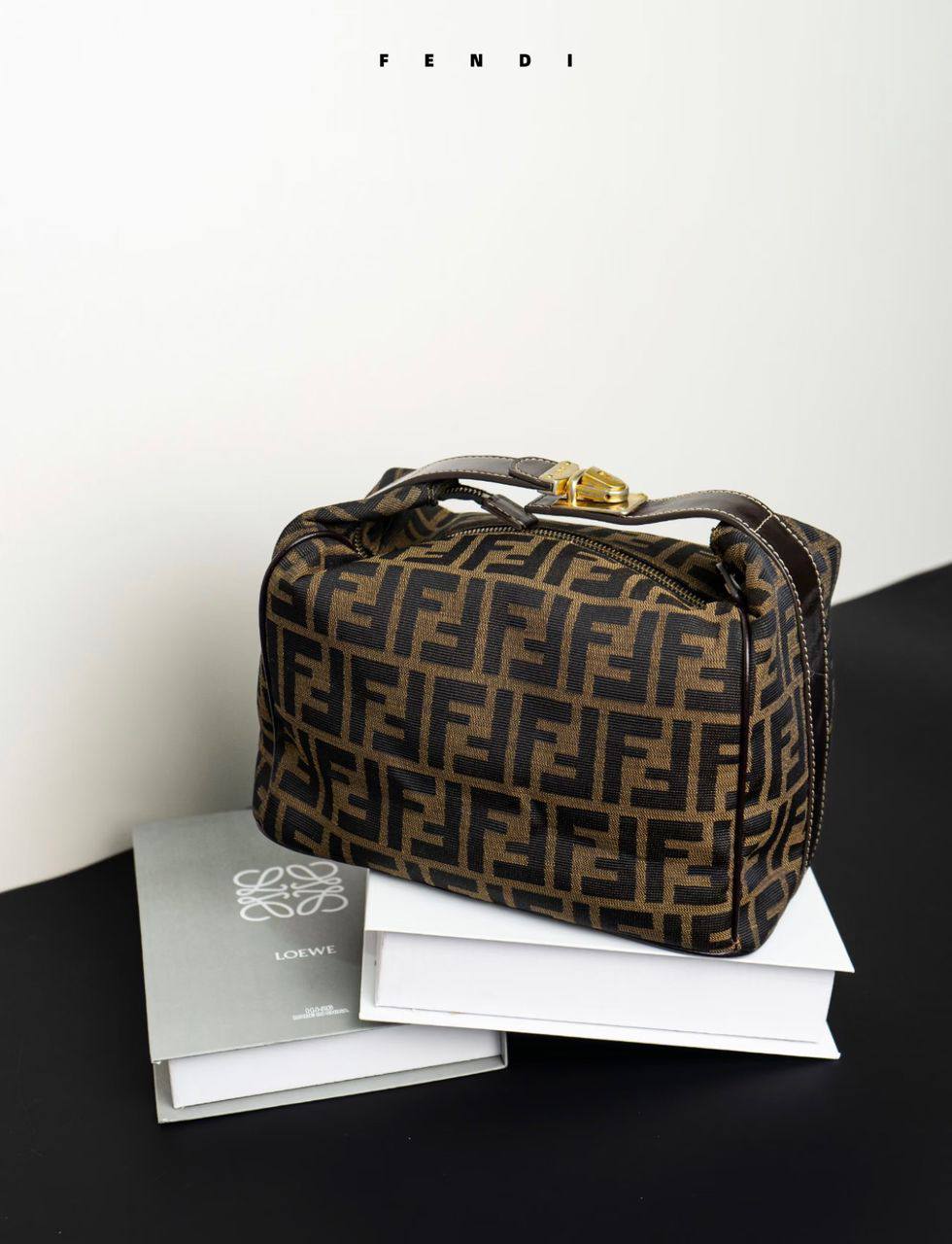 Fendi
90 dhs❣️
SIZE：22cm

Good-quality 

with box🎁🎁🎁

Zain35
♥️♥️♥️