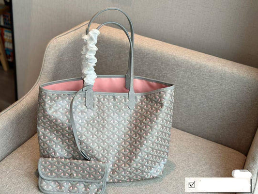 🌼 Goyard 
1️⃣ First quality 
Size : 46 * 27 cm
80 dhs💓

Zain115
♥️♥️♥️