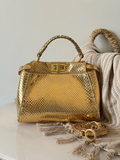 Fendi. Peekaboo 
Snake leather 
Size :23 cm

For Price 👇 WhatsApp✅
0568585901 
0507557372
0552275751 Owner Zain 👌

Zain315
♥️♥️♥️