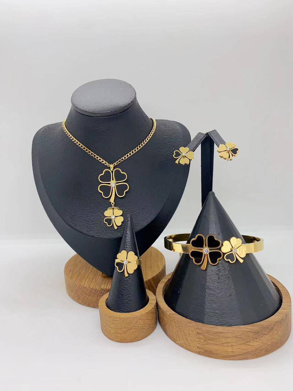 Stainless steel SET 💯*
Necklace ❤️‍🩹
Earring 🍁
Breslat ❣️
Ring 💍 free size
With normal boxes 📦 
And paper bag 🛍️
45 dhs🪙🌺

Zain216
