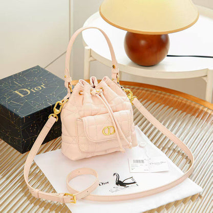 DIOR
BEST QUALITY 
WITH BOX’S 🎁
90 dhs✅
size 16CM

Zain290
♥️♥️♥️