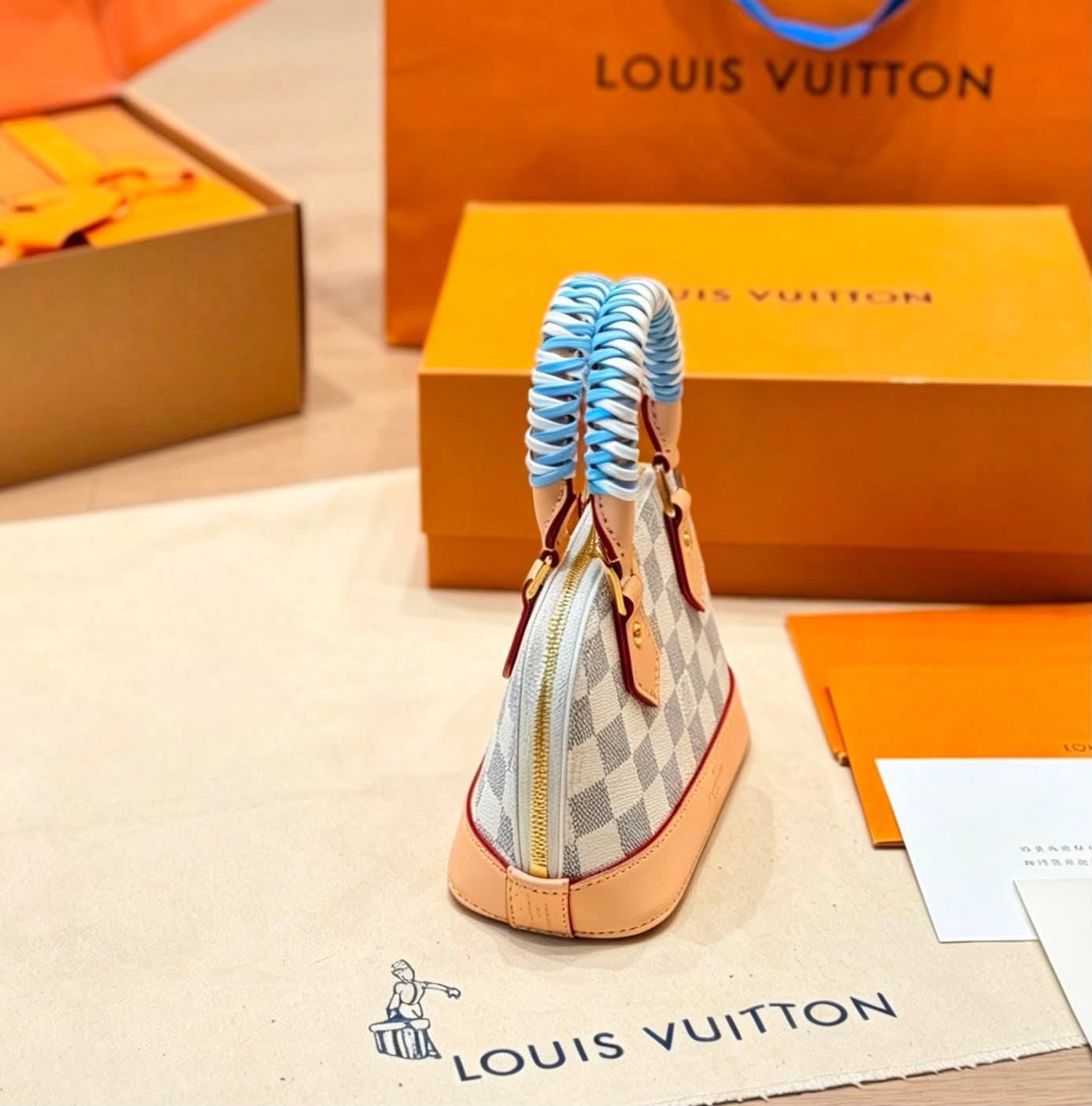LV
 ALMA NEW DESIGN 
MINI SIZE 
MASTER QUALITY
240 dhs✅

Zain295
♥️♥️♥️