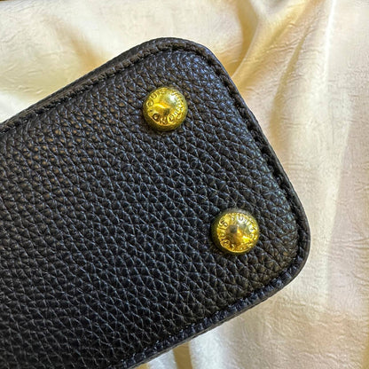LOUIS VUITTON 

NEW CAME 

HIGH QUALITY 

WITH BOX 

110 DHS🇦🇪🇦🇪
Zain295
♥️♥️♥️