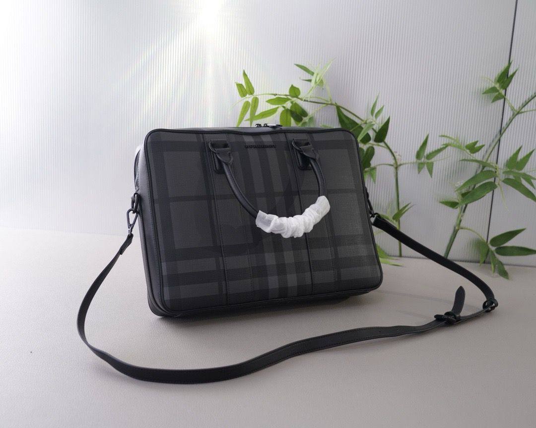 BURBERRY                                                 *Laptop bag*                                                            *Master quality*         
450 dhs🪙🖤

Zain179
♥️♥️♥️