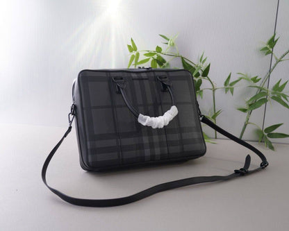 BURBERRY                                                 *Laptop bag*                                                            *Master quality*         
450 dhs🪙🖤

Zain179
♥️♥️♥️