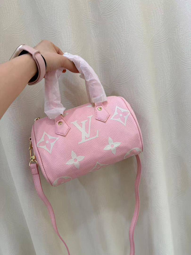 LV
80 dhs🪙💕
with box
🎁🎁🎁

size 20×12×14cm

Zain213
♥️♥️♥️