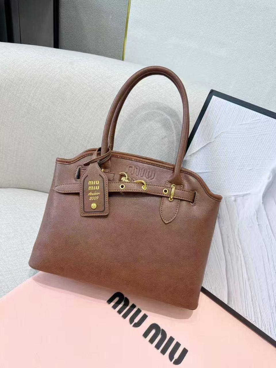 Miu Miu
Best quality 
95 dhs🪙🖤
size 31cm

Zain158
♥️♥️♥️