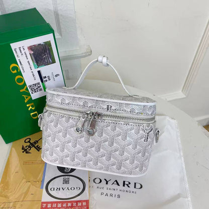 GROYRD

90 dhs🪙🌨️

Size    18×11.5x9cm
withbox  
🎁🎁🎁

Zain04
♥️♥️♥️