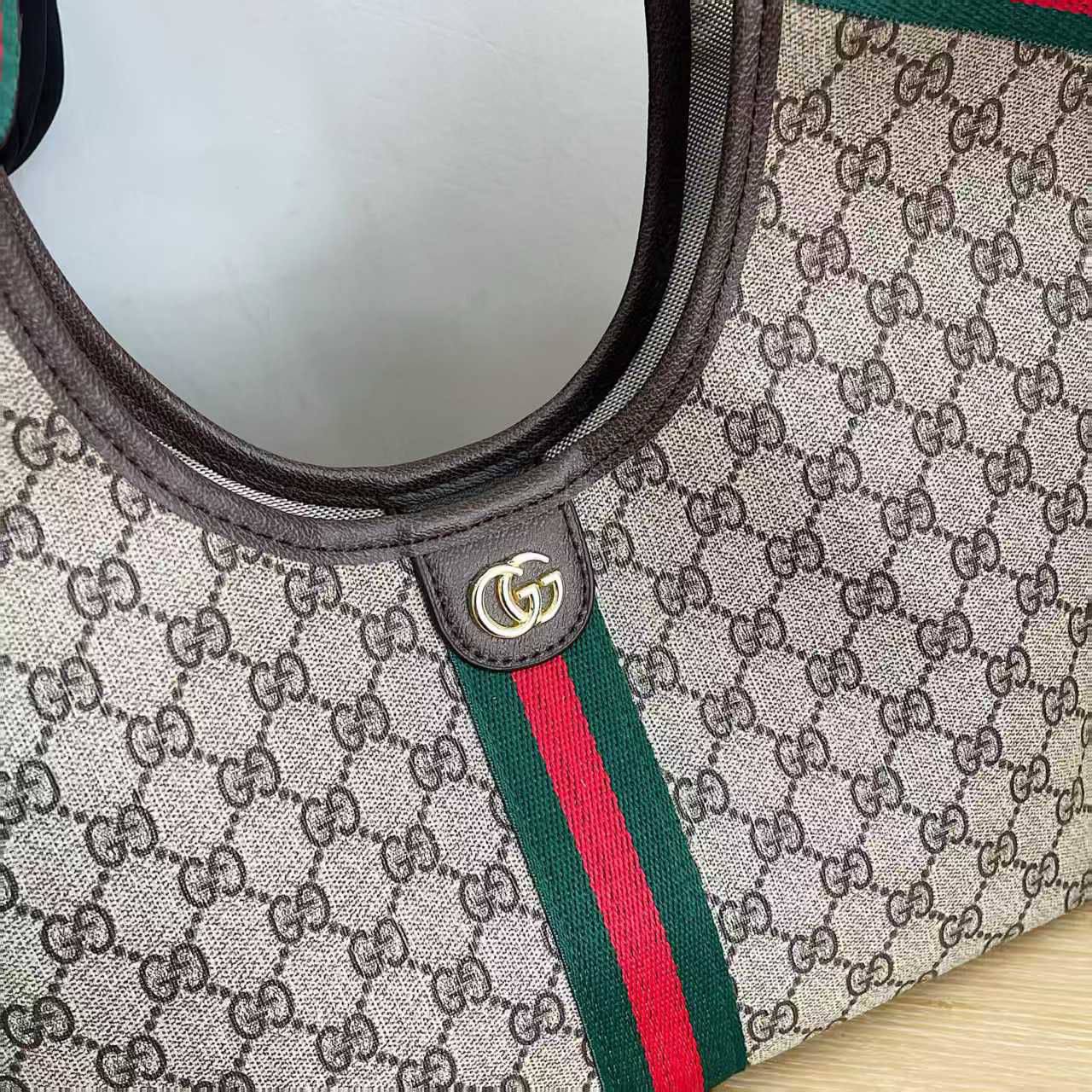 Gucci

95 dhs✅

size 50×29×13cm

Zain42
♥️♥️♥️