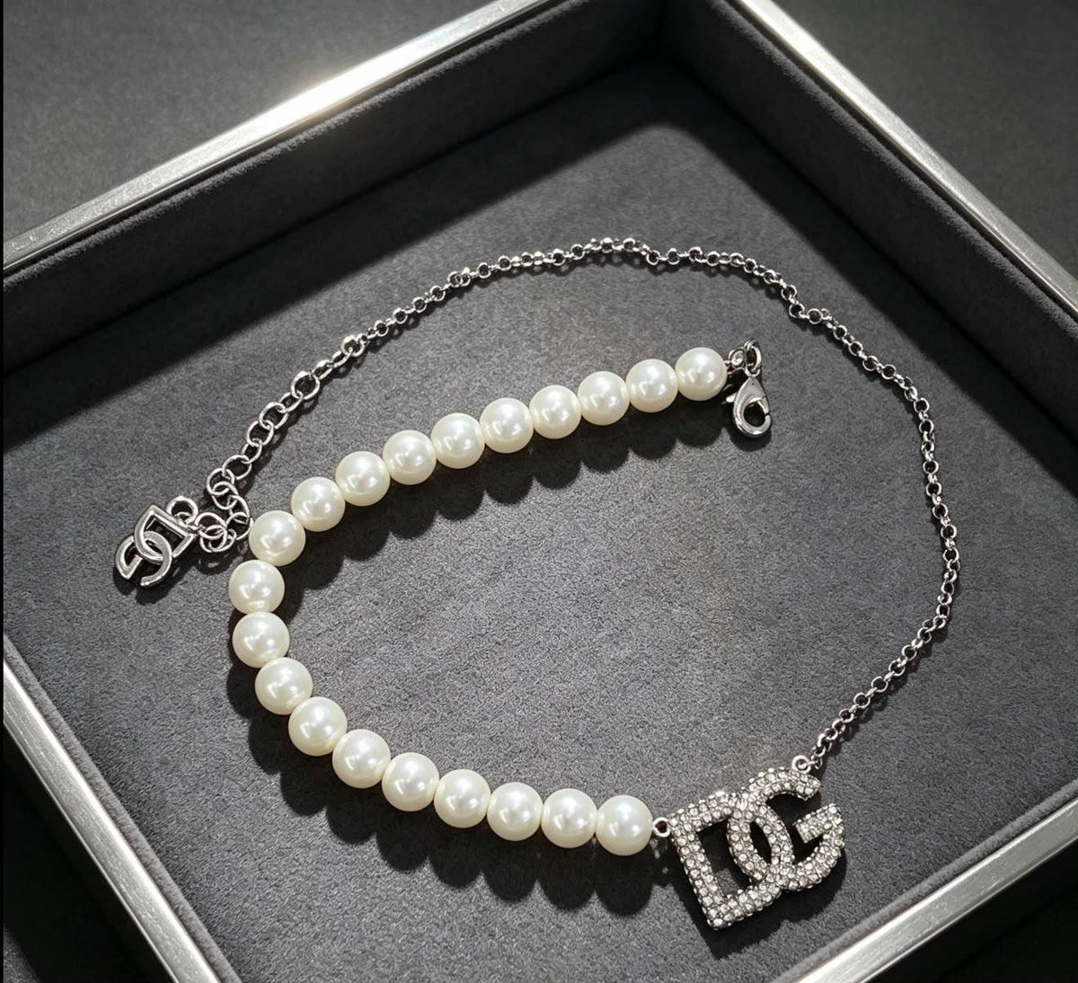 DOLCE&GABBANA 
Necklace 💥
Earring 🦋
Bracelet 🐦‍🔥
Master quality 💯
With normal boxes 🗃️ 
145 dhs🇦🇪🇦🇪

Zain216
♥️♥️♥️