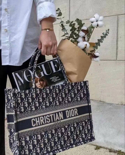 Dior
110 dhs🪙🌨️
size36-41cm
Good quality

Zain35
♥️♥️♥️