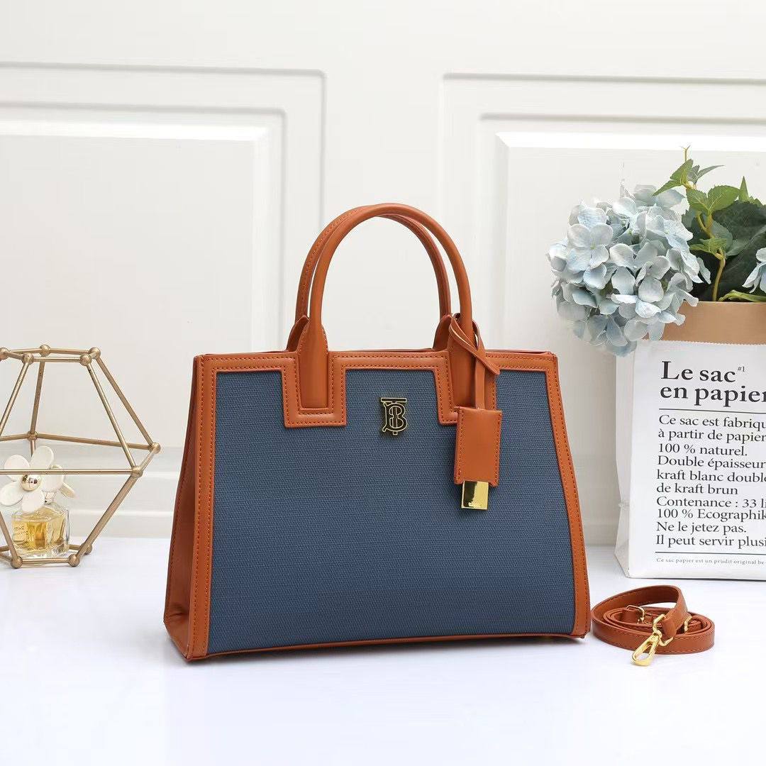 Burberry
100 dhs✅

Zain07
♥️♥️♥️