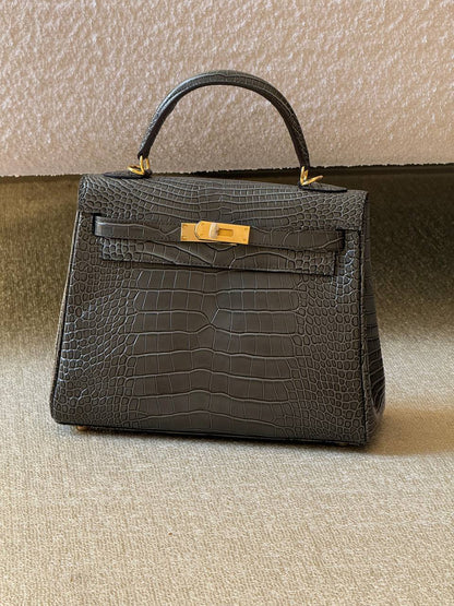 Hermes
kelly croc 28cm💥Master quality ✅with box📦
710 dhs❣️

Zain52
♥️♥️♥️