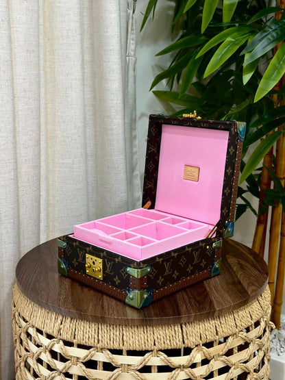 BRAND- LOUIS VUITTON 
*❗️JEWELLERY BOX❗*
*SUPER MASTER QUALITY ❗*
950 dhs✅
*WITH  PAPERBAG❗*

Zain267
♥️♥️♥️