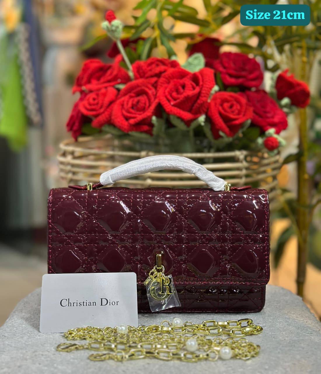 Dior
Good quality 
with box 
110 dhs✅

Zain186
♥️♥️♥️