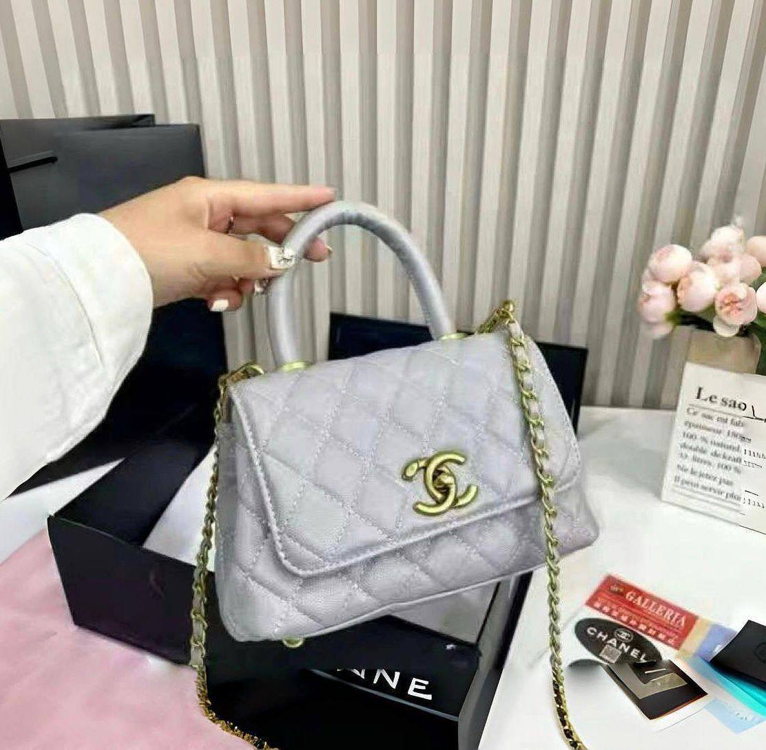 CHANEL 
 GOOD QUALITY WITH MAGNETS BOX 🎁
110 dhs✅

Zain295
♥️♥️♥️