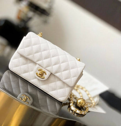 CHANEL 
GOOD QUALITY 
WITH BOX 
🎁🎁🎁

100 dhs✅
Size:22cm

Zain295
♥️♥️♥️