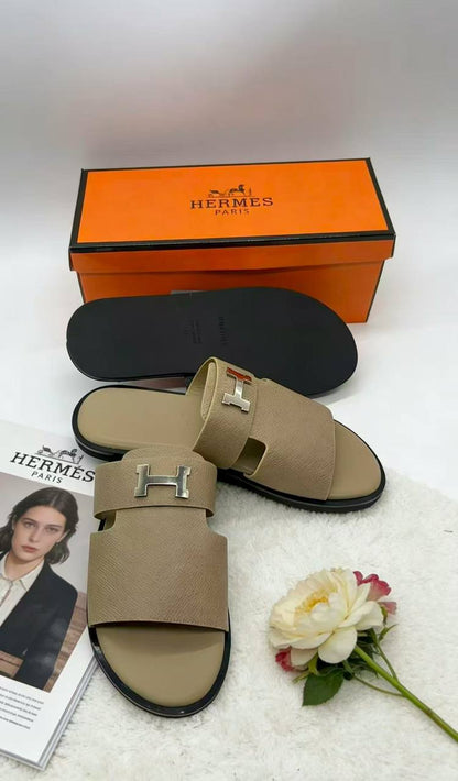 Mens Hermes Slippers 
Sizes 40 to 45 
75 dhs🇦🇪

Zain232
♥️♥️♥️
