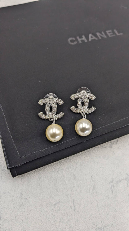 Chanel

Master Quality
Earrings

80 dhs🇦🇪🇦🇪 
With Normal Box🎁


100 dhs🇦🇪🇦🇪🇦🇪
with Master Box 🎁

Zain210
♥️♥️♥️