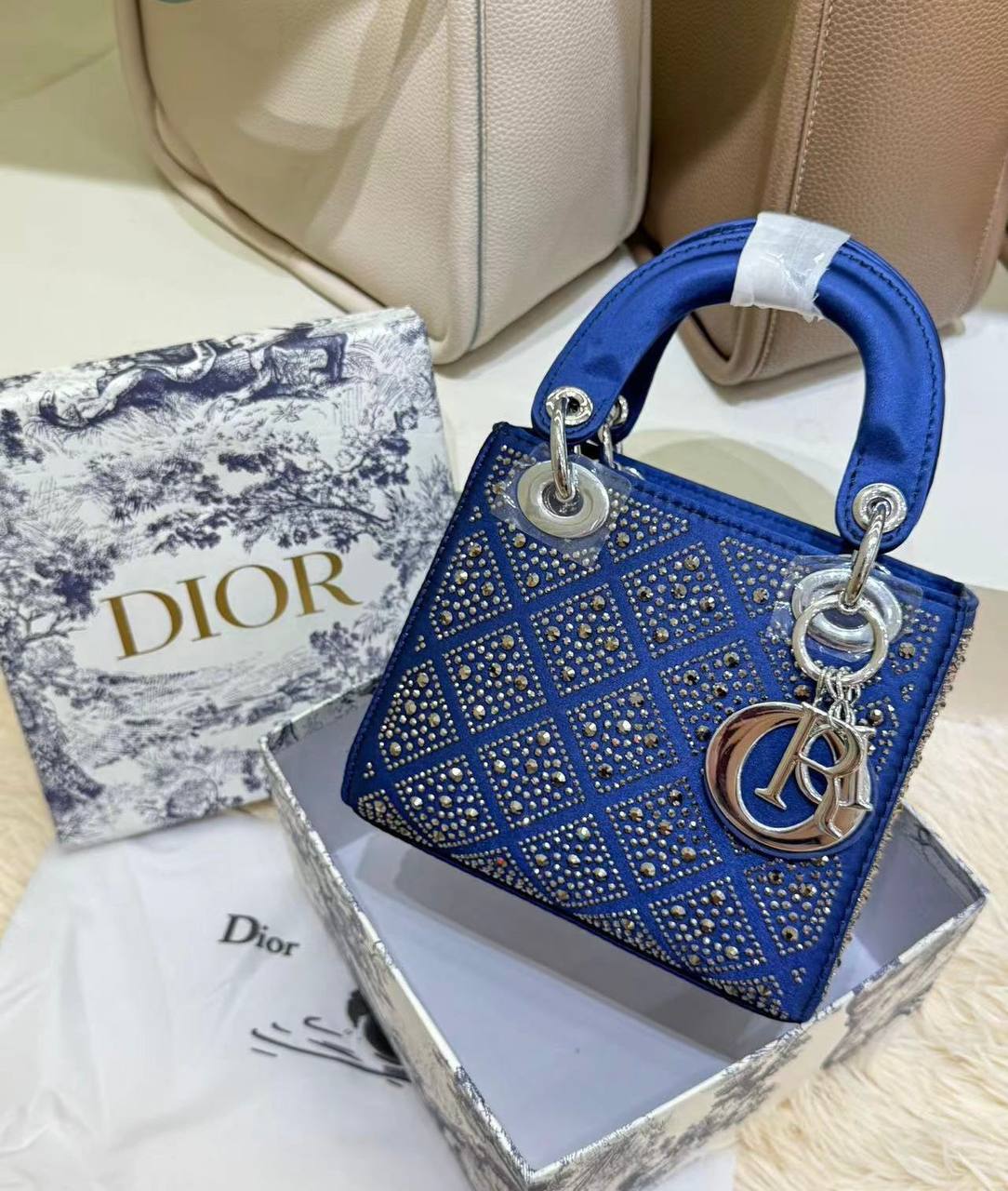 LADY DIOR 
GOOD QUALITY 

WITH BOX 🎁🎁🎁
120 dhs✅

Zain39
♥️♥️♥️