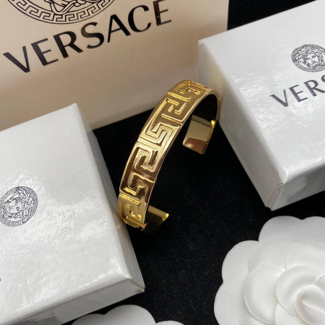 Versace Bangle Master 
60 dhs🪙💕 
With Box And Paper Bag
🎁🎁🎁

Zain89
♥️♥️♥️