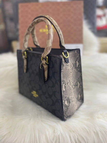 New arrival
Coach

25cm

with box

100 dhs🇦🇪🇦🇪

Zain118
♥️♥️♥️