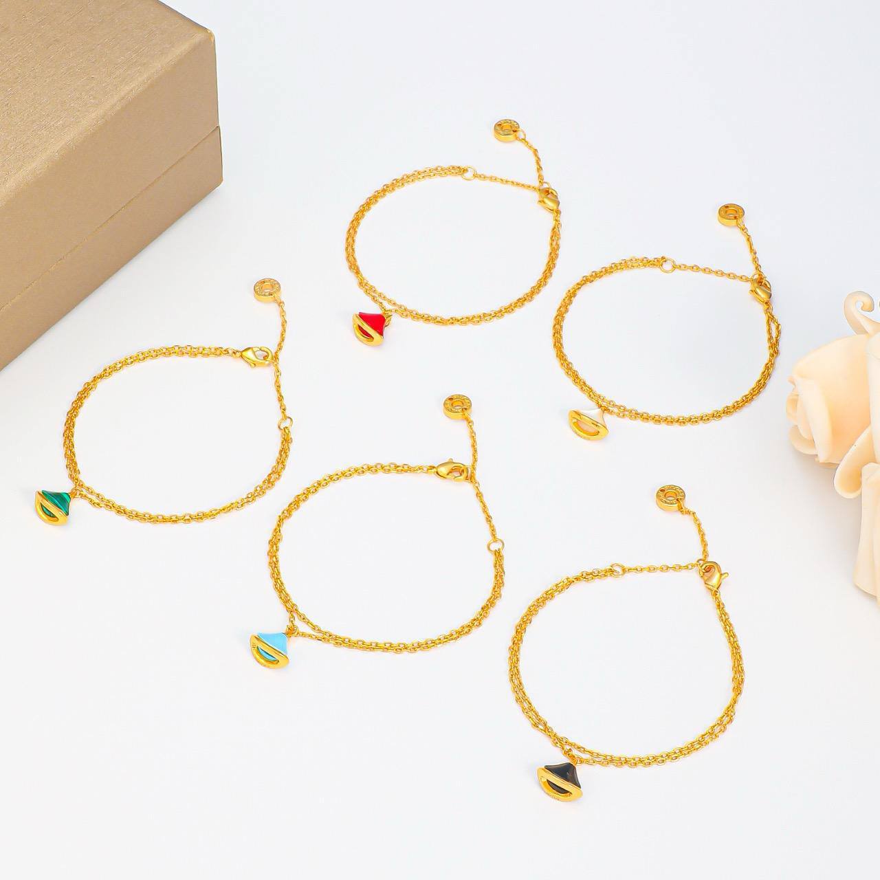 Bvlgari set* ✨
Necklace 
Earrings 
Bracelet 
Master quality 🌺

130 dhs🪙🌨️
normal box 📦

Zain48
♥️♥️♥️