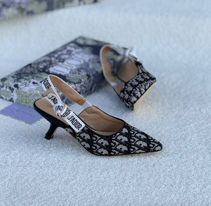 New. Dior Heel 

   Size  .  36.  to 41

100 dhs✅

Zain80
♥️♥️♥️