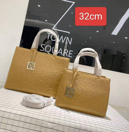 Loewe - Hermes
110 dhs✅
25cm hermes
32cm Armani

Zain26
♥️♥️♥️