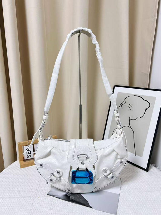 Balenciaga
32*23*7 cm
85 dhs🪙🌨️

Zain17
♥️♥️♥️