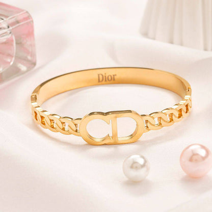 New arrival branded bangle and bracelet 
40 dhs💓

Zain243
♥️♥️♥️