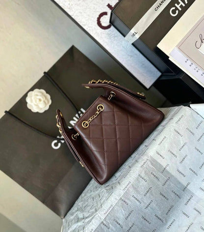 CHANEL 
GOOD QUALITY 
MINI SIZE WITH BOX 
130 dhs🇦🇪🇦🇪
Size: 20 cm

Zain295
♥️♥️♥️