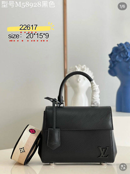 LV

✨✨NEW ✨✨

95 dhs❣️

with box
🎁🎁🎁

Zain38
♥️♥️♥️