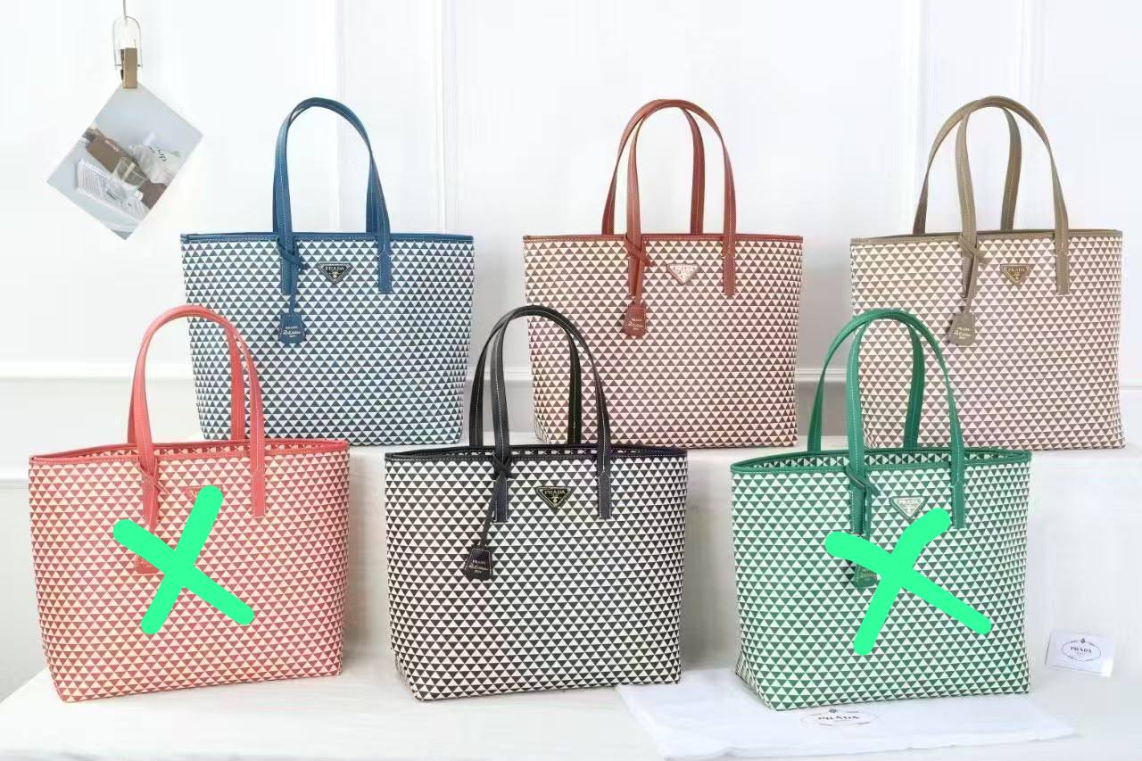PRADA
 TOTE BAG
85 dhs💓

Zain44
♥️♥️♥️