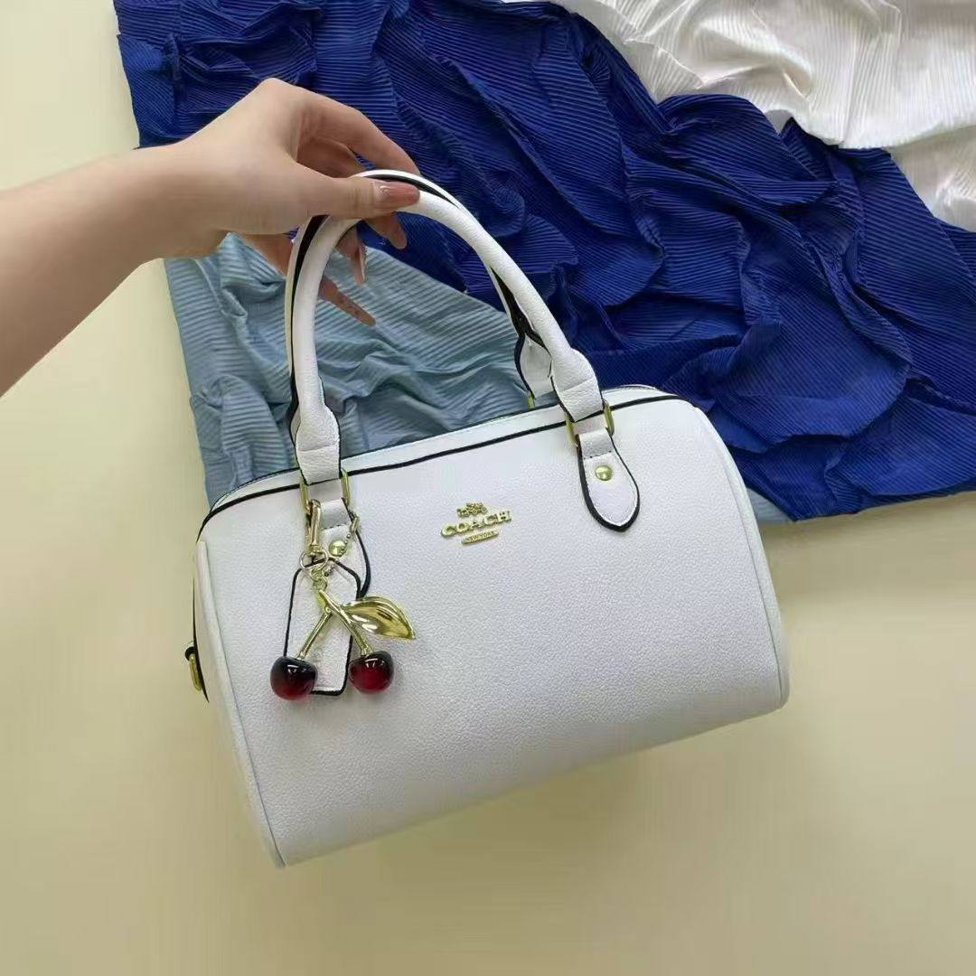 Coach
GOOD quality 
90 dhs✅
SIZE 26 cm

Zain200
♥️♥️♥️