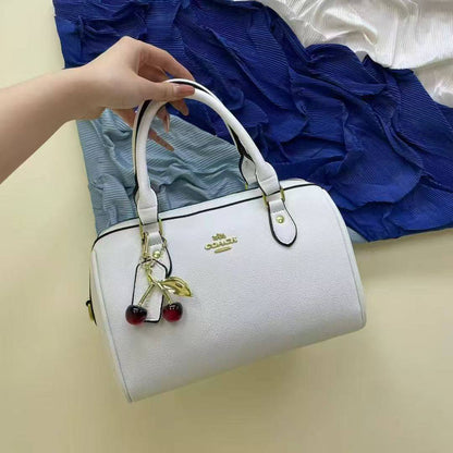 Coach
GOOD quality 
90 dhs✅
SIZE 26 cm

Zain200
♥️♥️♥️