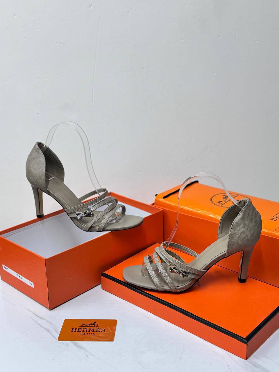 𝐇𝐄𝐑𝐌𝐄𝐒 𝐍𝐄𝐖 𝐒𝐀𝐍𝐃𝐀𝐋 𝟕𝐂𝐌
💯𝙃𝙞𝙜𝙝 𝙌𝙪𝙖𝙡𝙞𝙩𝙮
Size 36-37-38-39-40-41
110 dhs🌺

Zain86
♥️♥️♥️