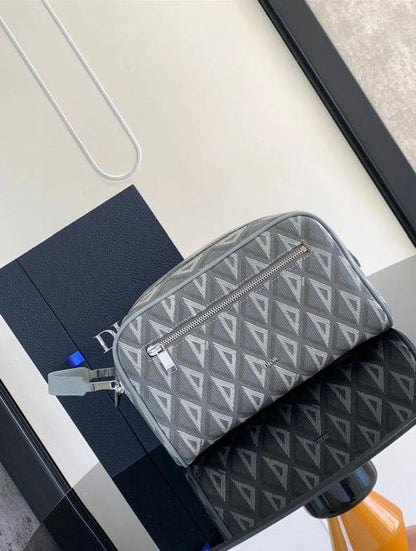 Dior Toilettery Bag 
Super Master
175 dhs🇦🇪🇦🇪

Zain33
♥️♥️♥️