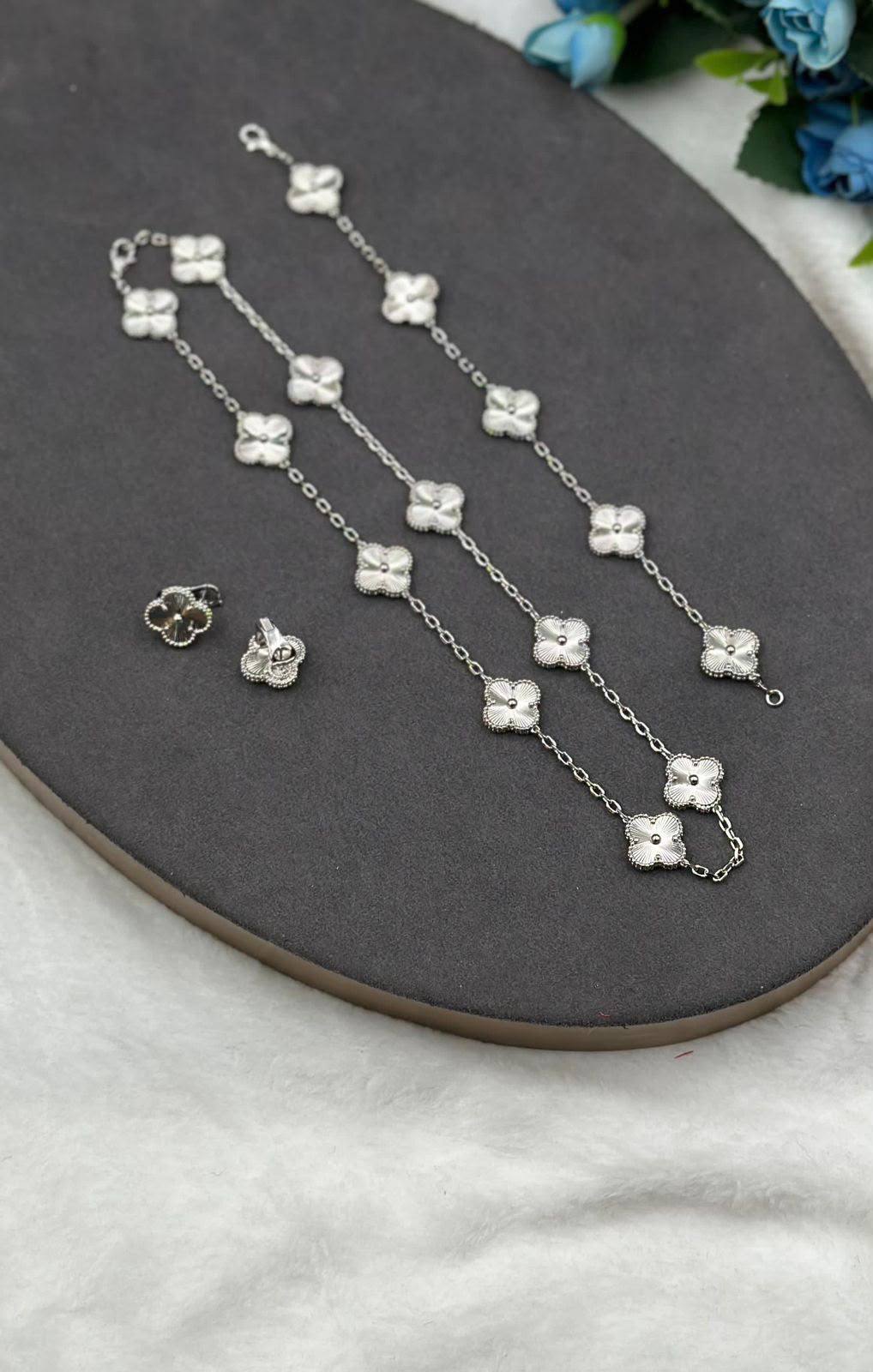 VCA SET 
10 flower necklaces 😍
5 flower bracelet❤️
One flower earring✨
One flower ring 💍 available size👇
6,7,8,9
With normal boxes 🗃️ 
280 dhs✅

With master box 📦 
350 dhs✅

Zain216
♥️♥️♥️