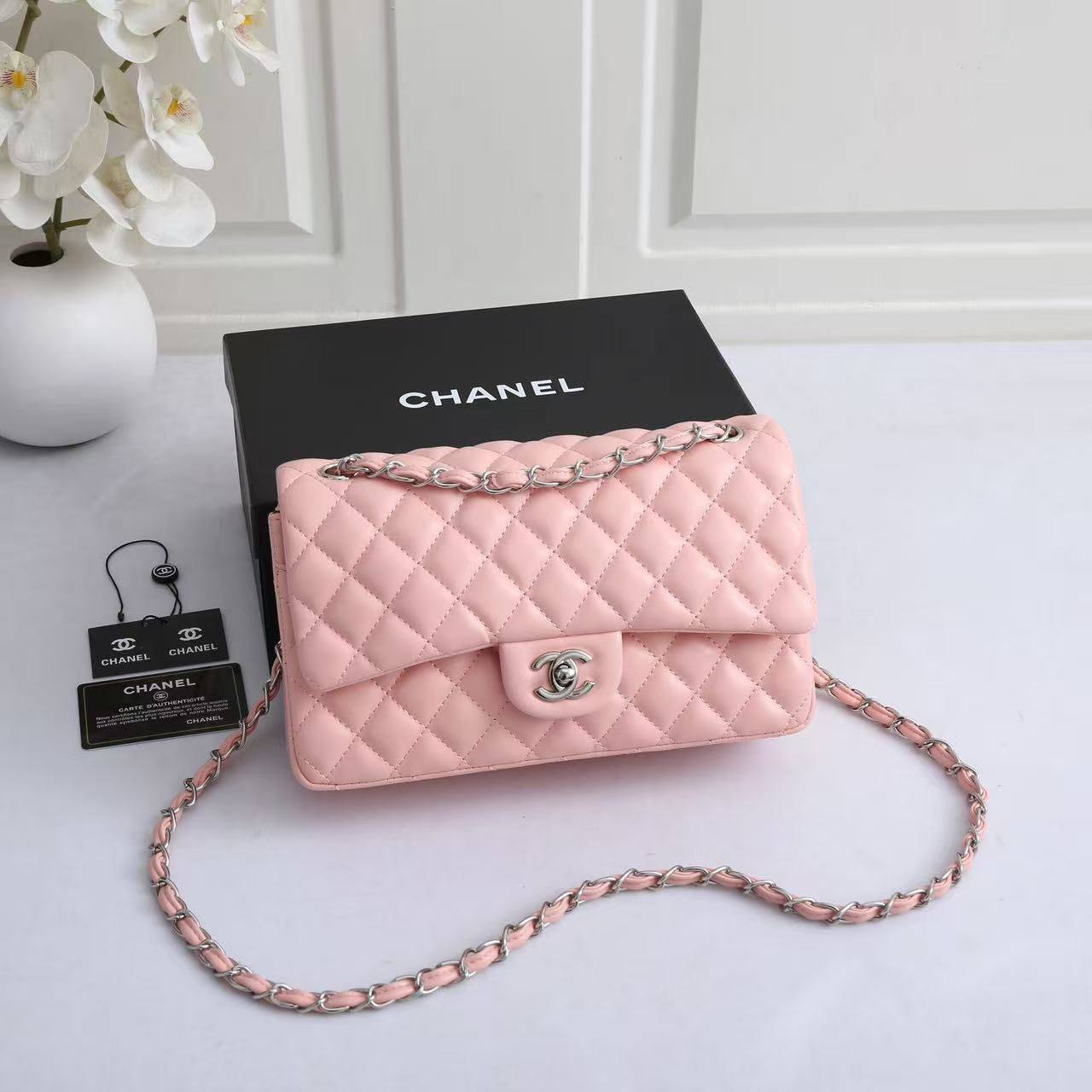 Chanel

with box
🎁🎁🎁

110 dhs✅
good quality

Zain143
♥️♥️♥️