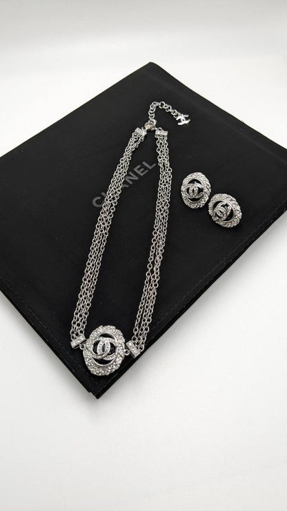 Chanel
*Master Quality* 
*Necklace & Earrings*
160 dhs👑 with Normal Box 🎁
190 dhs👑 with Good Box 🎁
230 dhs👑 with Master Box 🎁

Zain210
♥️♥️♥️