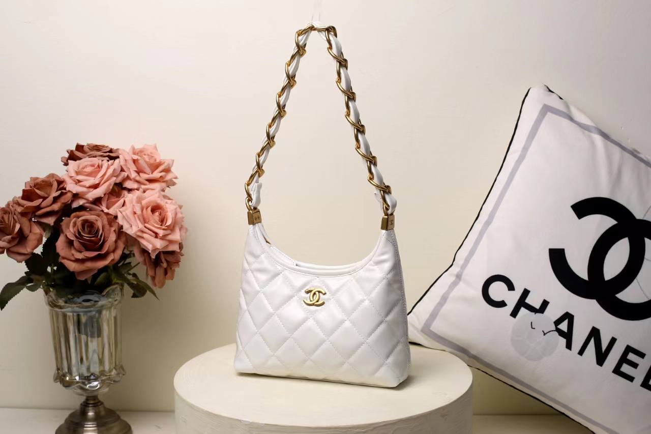CHANEL 
Best quality with box🎁🎁🎁
90 dhs✅
size 23CM

Zain290
♥️♥️♥️