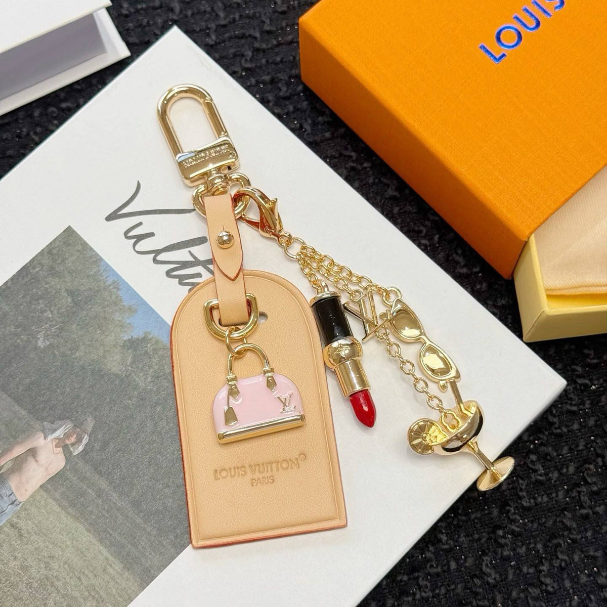 Key chain 
Master quality 
With normal boxes 🗃️ 
75 dhs🇦🇪🇦🇪

With master box 📦 
85 dhs🇦🇪🇦🇪

Zain216
♥️♥️♥️