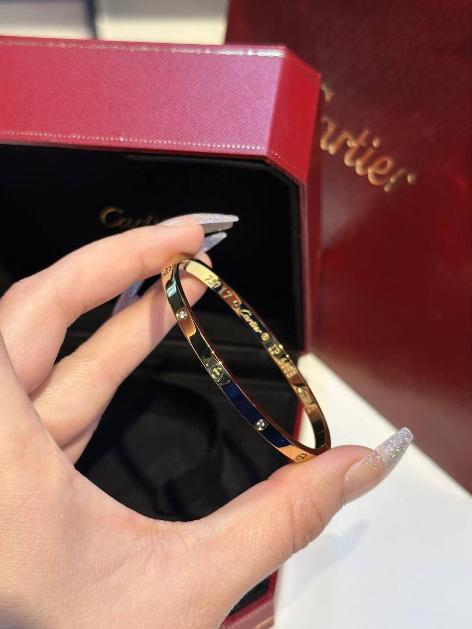 Cartier Set❤️‍🔥*
Bangle 🐦‍🔥
Master quality 💯
Size available 👇
16,17,18,19
One piece 
With normal boxes 📦 
45 dhs💚
With master box 🗃️ 
75 dhs💚

Zain216
♥️♥️♥️
