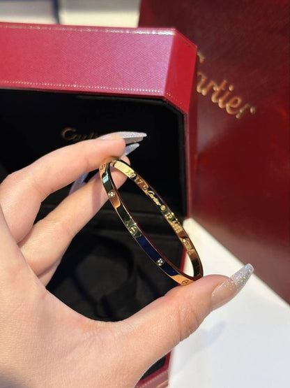 Cartier Set❤️‍🔥*
Bangle 🐦‍🔥
Master quality 💯
Size available 👇
16,17,18,19
One piece 
With normal boxes 📦 
45 dhs💚
With master box 🗃️ 
75 dhs💚

Zain216
♥️♥️♥️