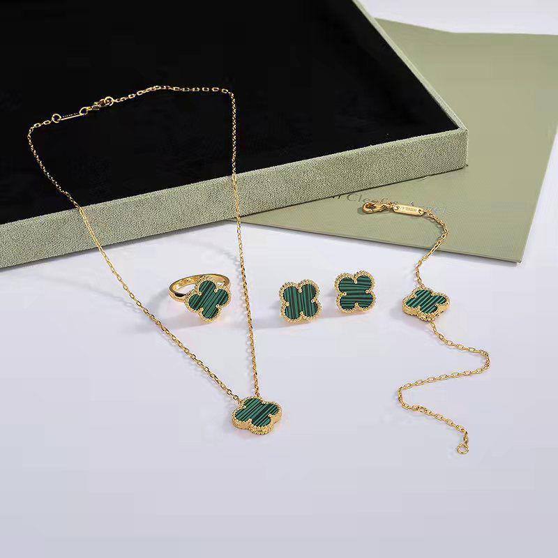 EARRING 
MASTER💫✨
55 DHS✅
WITH BOX AND PAPER BAG🛍️🎁

Zain89
♥️♥️♥️