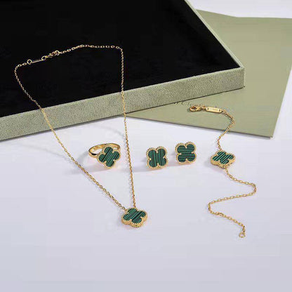 EARRING 
MASTER💫✨
55 DHS✅
WITH BOX AND PAPER BAG🛍️🎁

Zain89
♥️♥️♥️