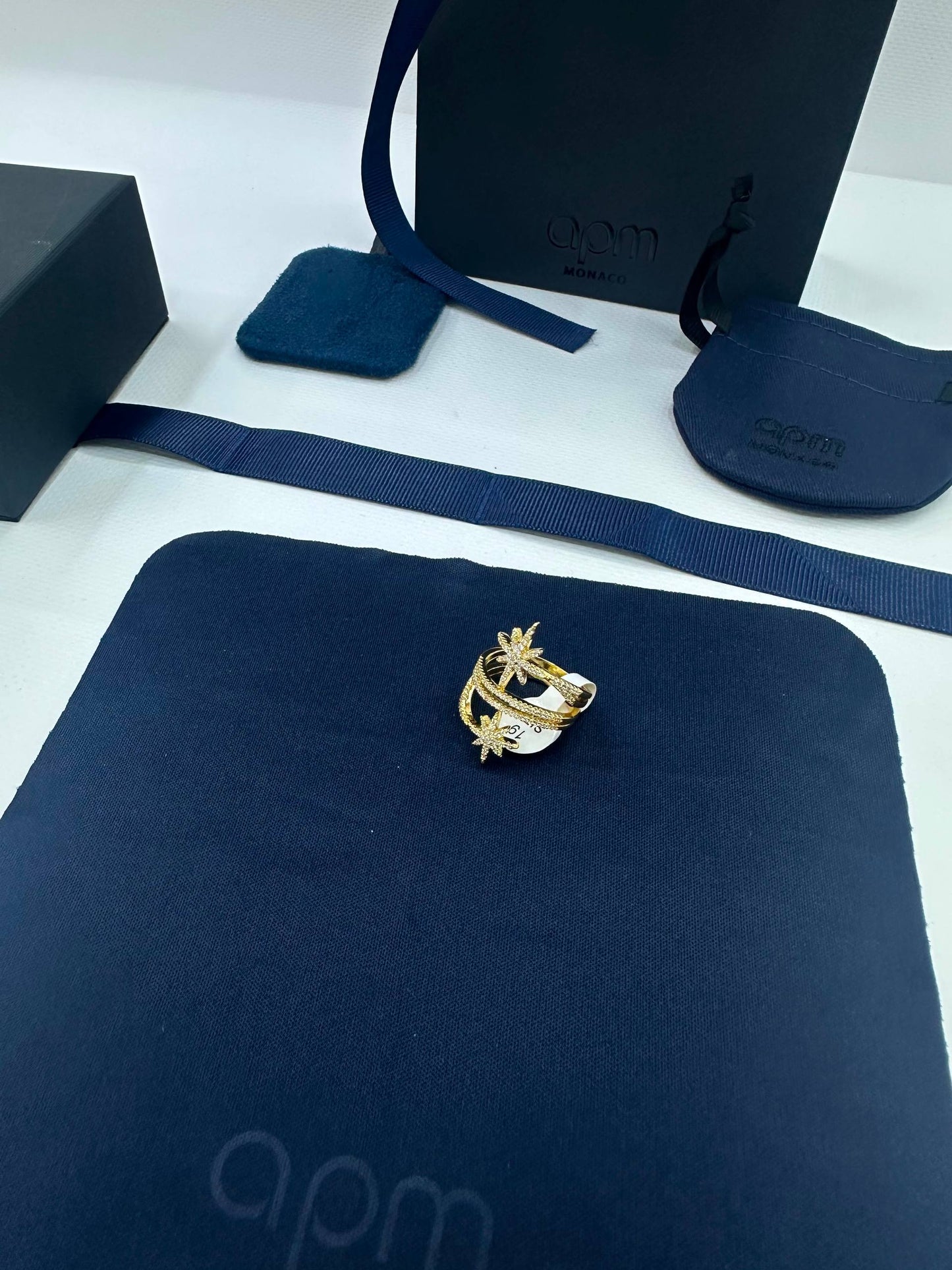 Apm 
Ring 💍 available size👇
7,8,9
good quality 💯
With normal boxes 🗃️ 
40 dhs✅

With master box 📦 
55 dhs✅

Zain216
♥️♥️♥️