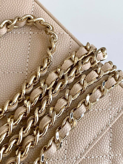 CHANEL GOOD QUALITY 
WITH BOX   
100 dhs✅

Zain295
♥️♥️♥️