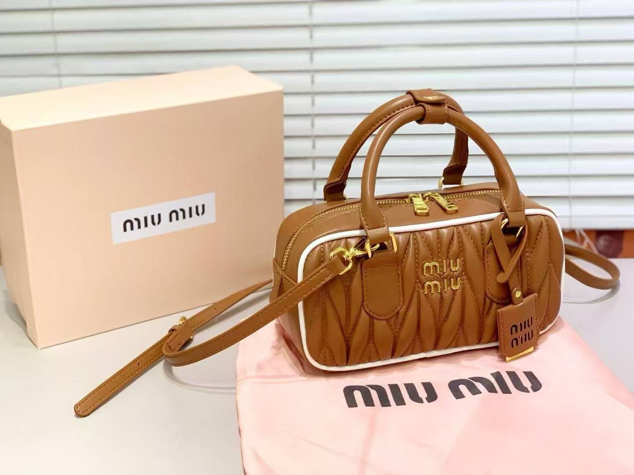 YSL

 GOOD QUALITY

 WITH BOX
🎁🎁🎁

95 dhs✅

Zain39
♥️♥️♥️

Prada